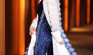 吊带连体裤怎么搭配 吊带连体裤怎么搭配