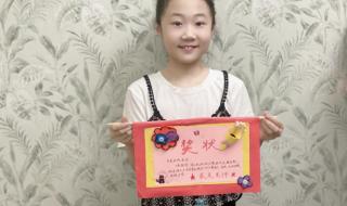 男孩没考好自己画奖状 男孩没考好自己画奖状